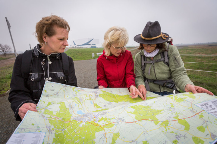 Veroniker Branstner, Sybille Hellwing und Kerstin Langenheim von der Bürgerstiftung Ostfalen kundschaften schon mal mögliche Radtouren aus.