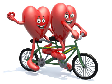 Zwei illustrierte Herzen fahren auf einem Tandem.