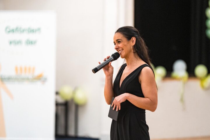 Bürgerstiftung Ostfalen fördert Tanzveranstaltung mit Moderatorin Melissa Ortiz-Gomez.